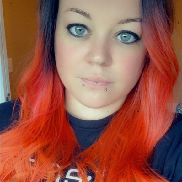 Meet your Posher, Danielle - Picture 2 of 2